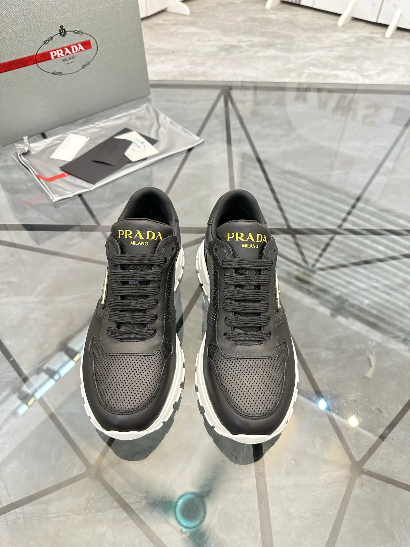 Men's shoes: 💰P580¥ High-end top quality Product trademark: Prada *"Prada*" low-top casual shoes Regular size: 38-45 (can be customized to 46) Product materials: imported first-layer cowhide for the upper, cowhide lining, cowhide feet, original outsole. Number: 832